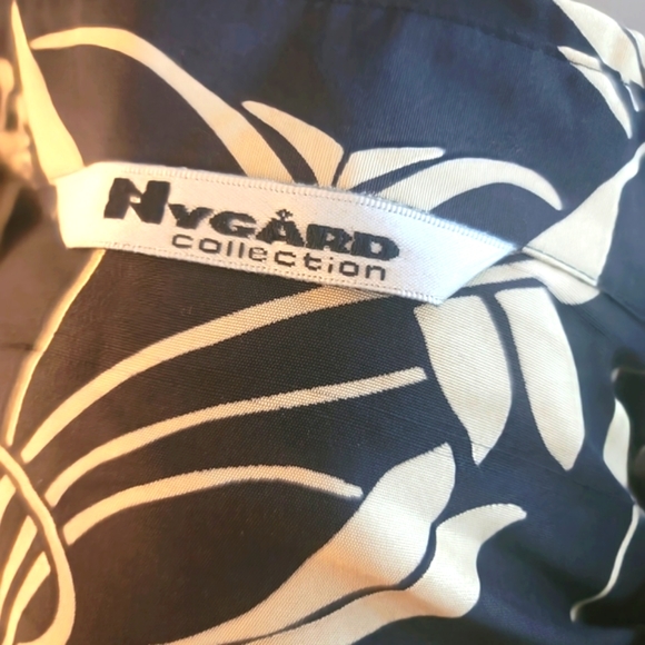 Nygard Collection  Women's Petite Silk Floral Blouse Size M/L - Picture 8 of 10